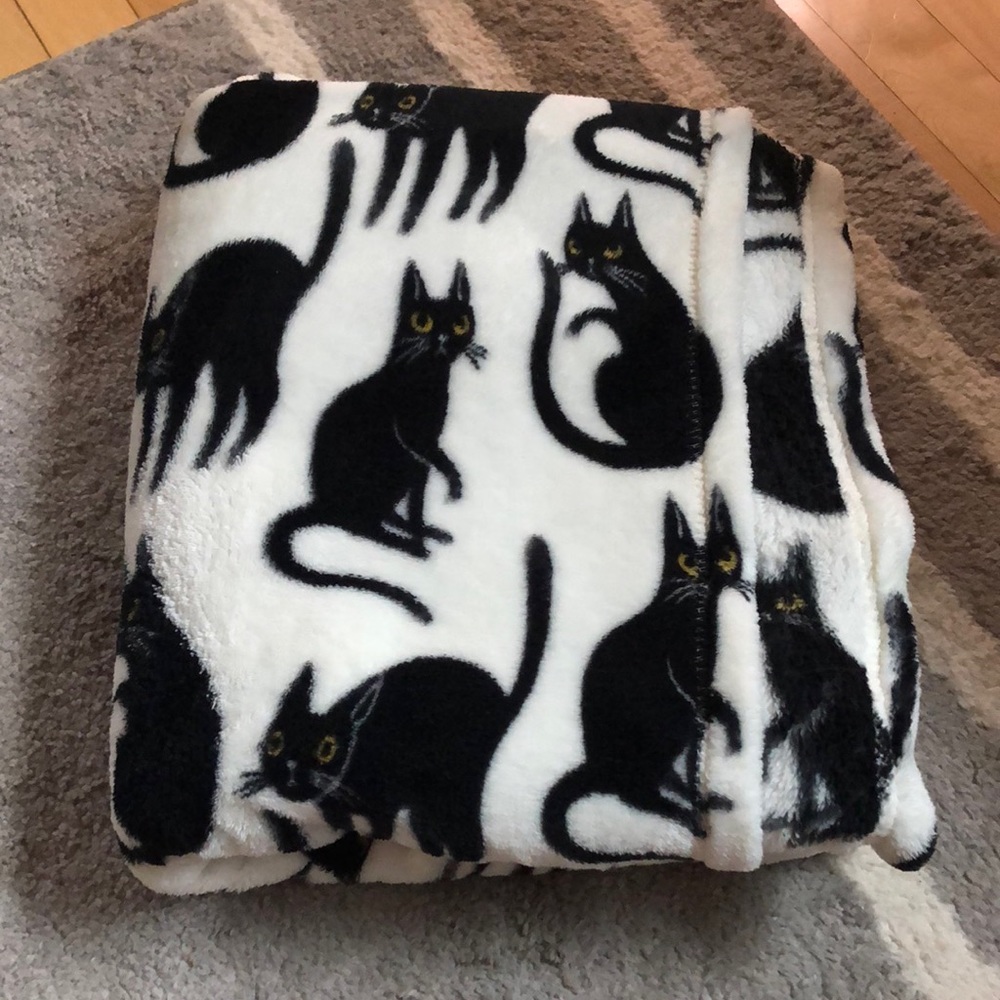 Black cat patterned blanket